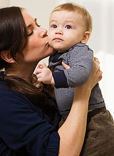 妈妈亲吻小宝贝的六种风险(图)