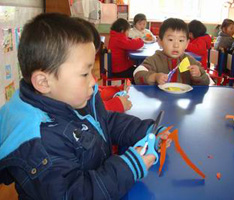 何时可给孩子用剪刀(图)