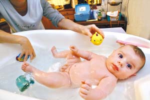 让宝宝快乐地洗澡(图)